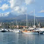 La Terra Dei Ciliegi Tra L'etna E Il Mare Di Taormina